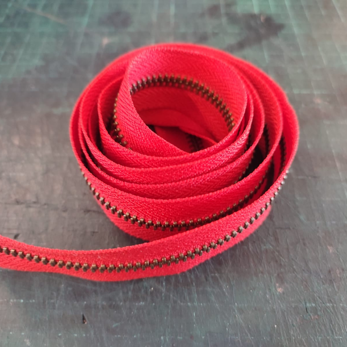 Red antique brass zip, Type 5 - 1m and a bit